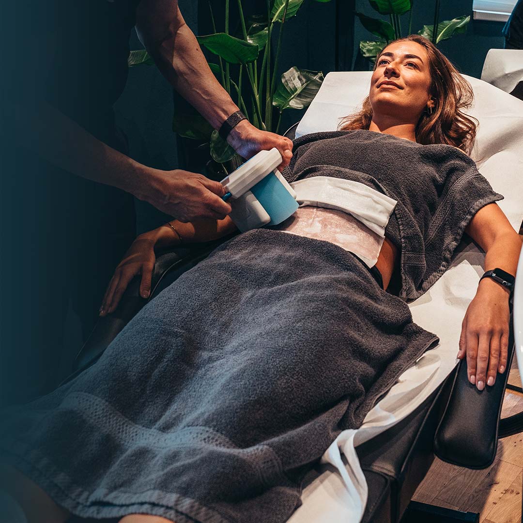 Kryolipolyse: Gezielt Fettzellen loswerden – ganz ohne OP!